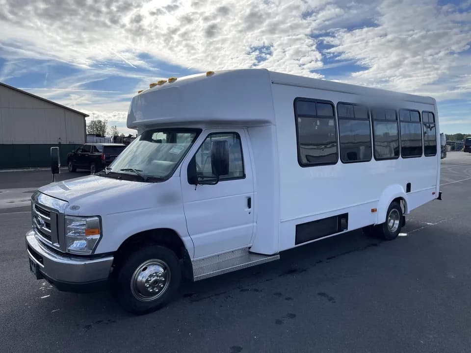 2019 Ford E450 Elkhart Coach - Image 8