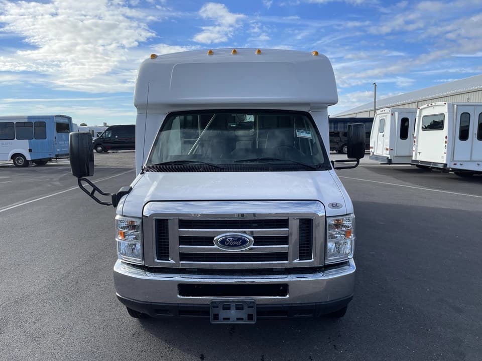2019 Ford E450 Elkhart Coach - Image 9