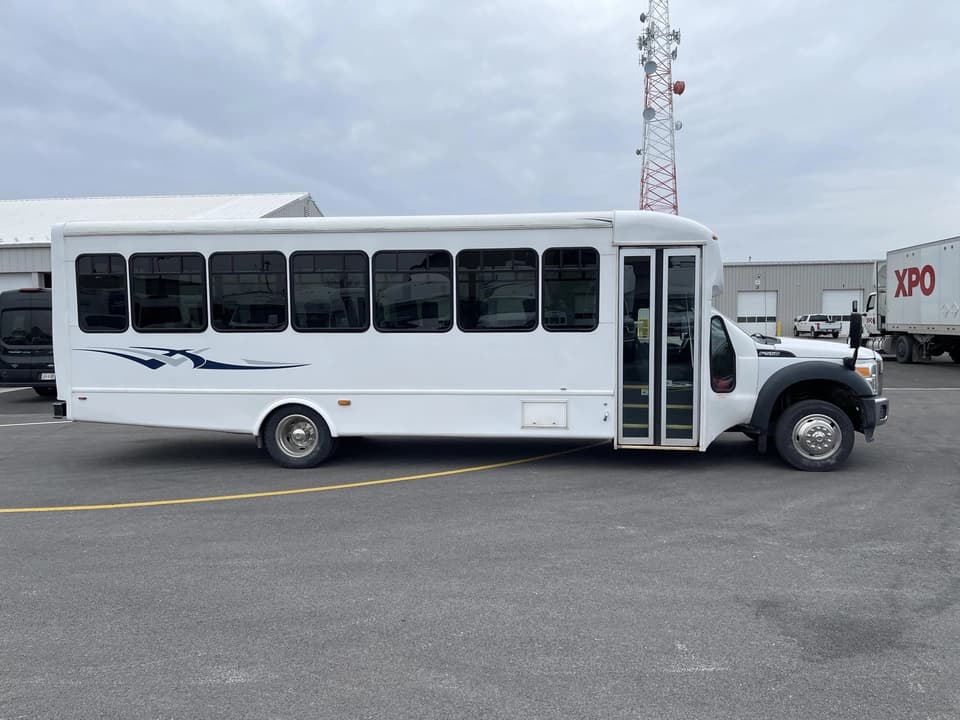 2016 Ford F550 Starcraft Shuttle Bus - Image 2