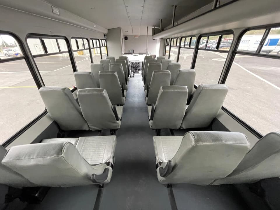 2016 Ford F550 Starcraft Shuttle Bus - Image 11