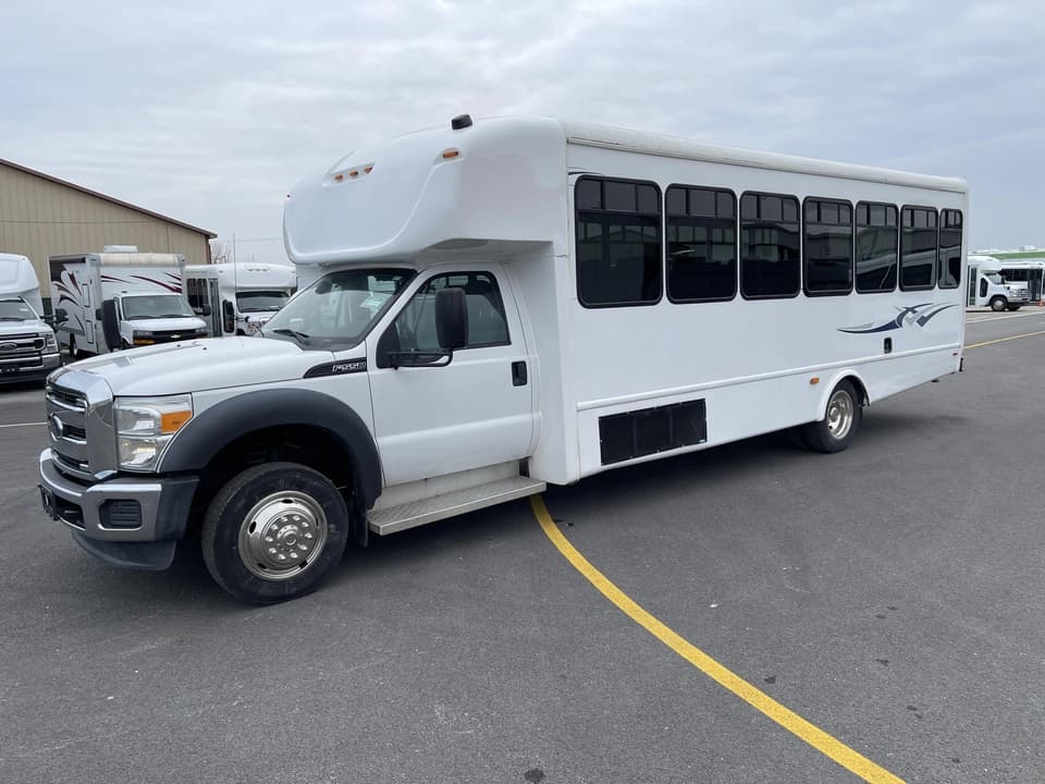 2016 Ford F550 Starcraft Shuttle Bus - Image 6