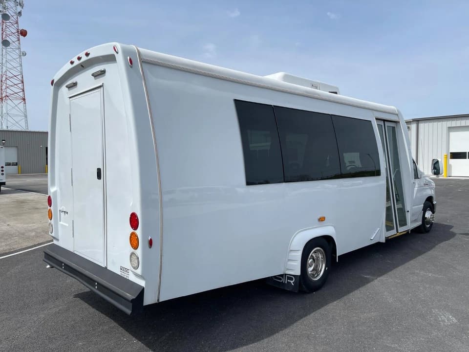 2017 Ford E450 KSIR Shuttle Bus - Image 4