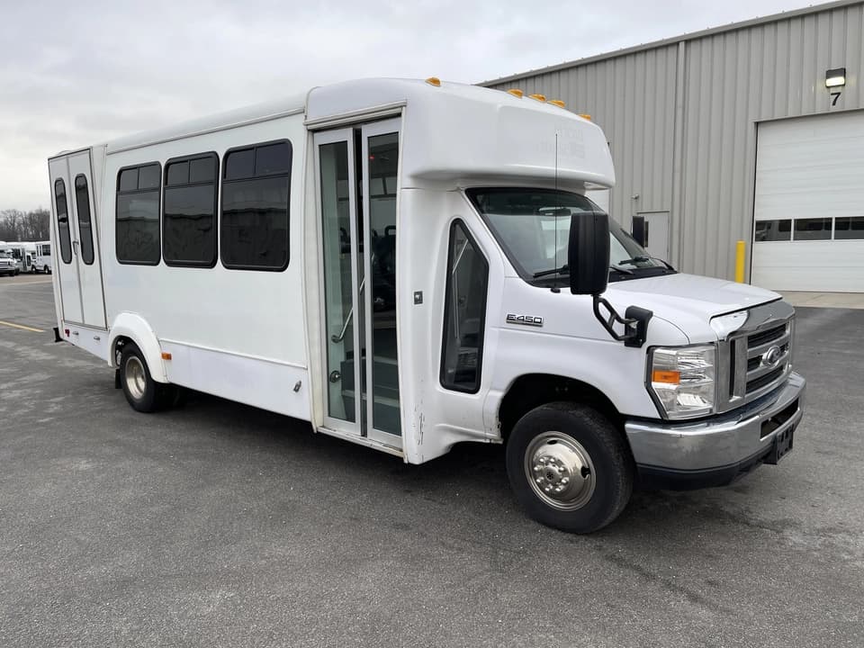 2019 Ford E450 Elkhart Coach - Image 1