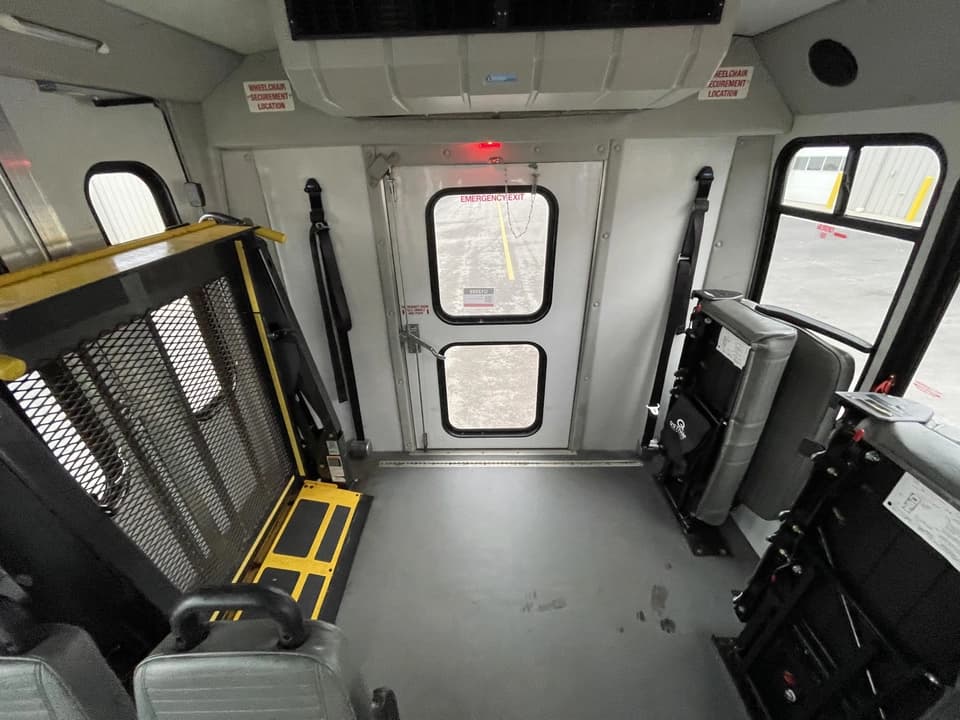 2019 Ford E450 Elkhart Coach - Image 11