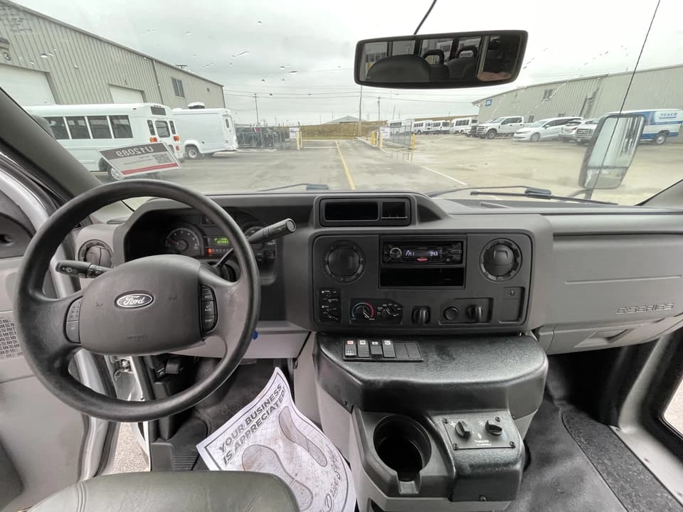 2019 Ford E450 Elkhart Coach - Image 13