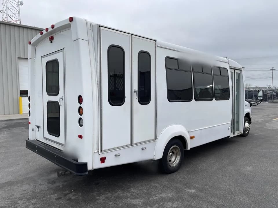 2019 Ford E450 Elkhart Coach - Image 3
