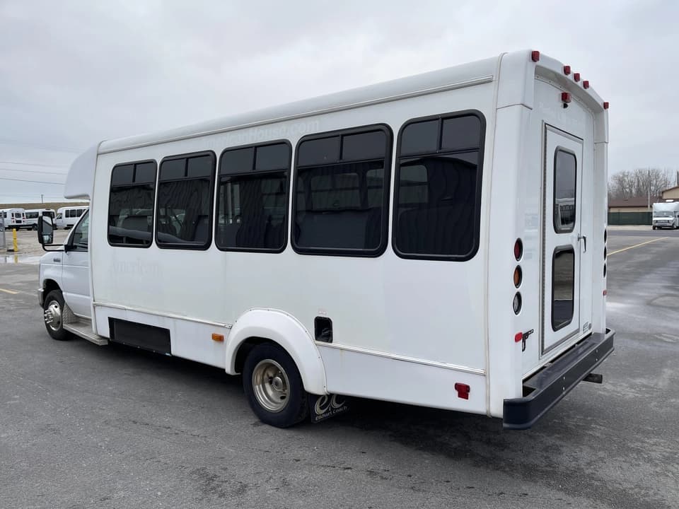 2019 Ford E450 Elkhart Coach - Image 4