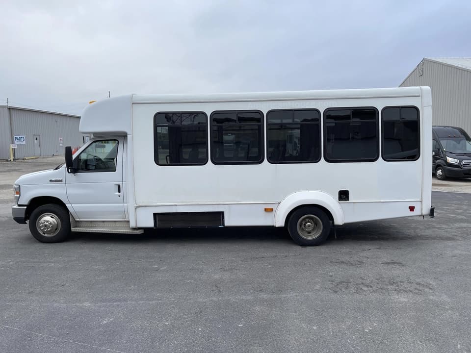 2019 Ford E450 Elkhart Coach - Image 5