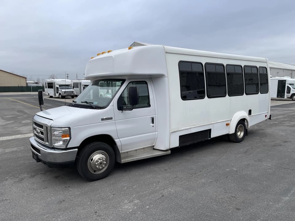 2019 Ford E450 Elkhart Coach - Image 6