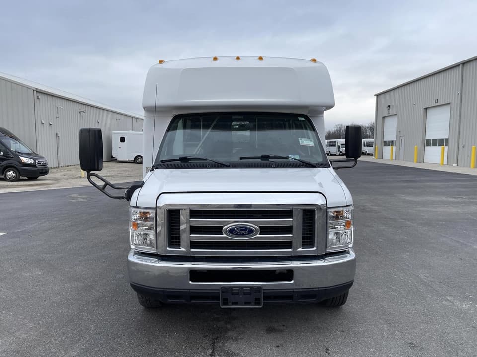 2019 Ford E450 Elkhart Coach - Image 7