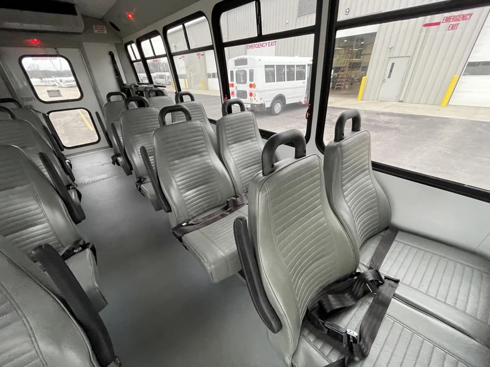 2019 Ford E450 Elkhart Coach - Image 9