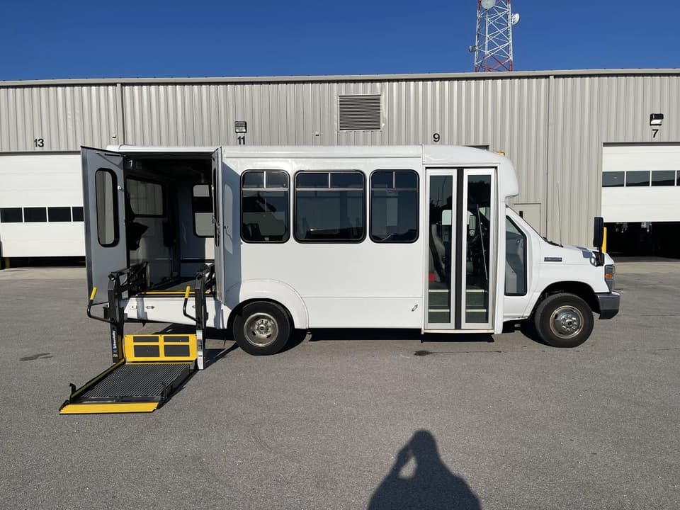 2019 Ford E350 Elkhart Coach Shuttle Bus - Image 3