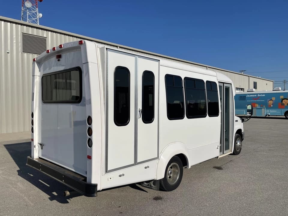 2019 Ford E350 Elkhart Coach Shuttle Bus - Image 4