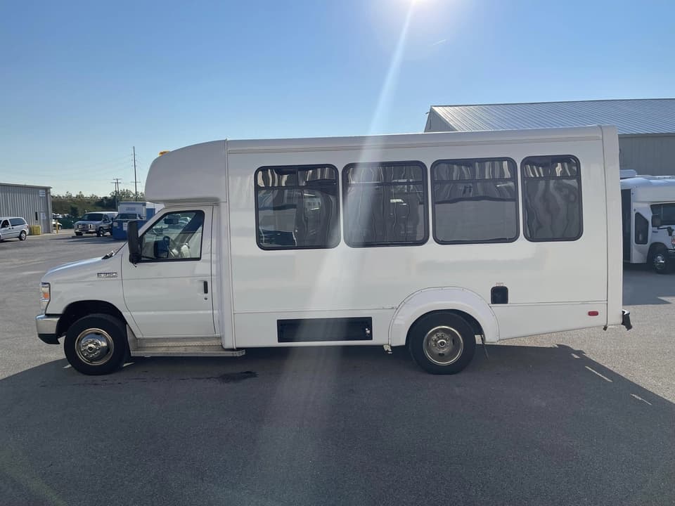 2019 Ford E350 Elkhart Coach Shuttle Bus - Image 7