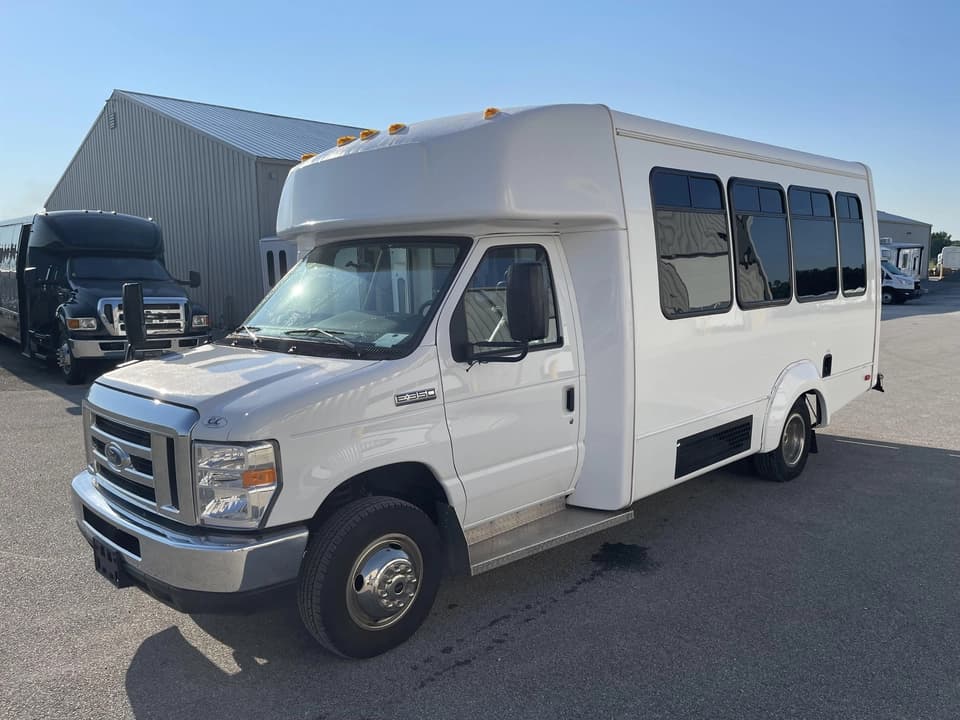 2019 Ford E350 Elkhart Coach Shuttle Bus - Image 8