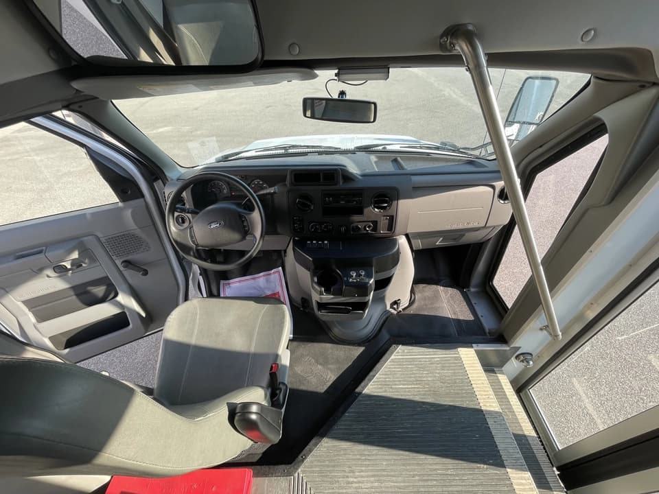 2019 Ford E350 Elkhart Coach Shuttle Bus - Image 12