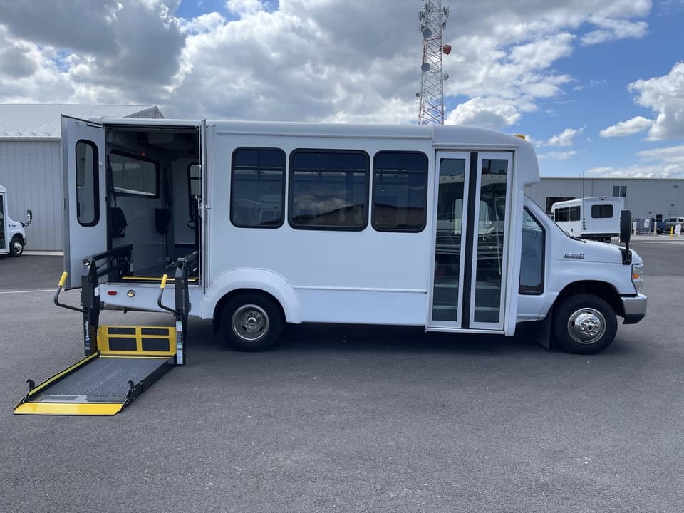 2019 Ford E350 Elkhart Coach Shuttle Bus - Image 3