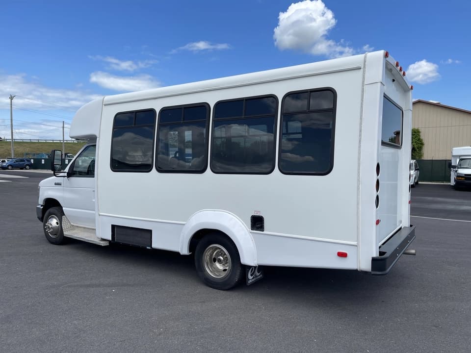 2019 Ford E350 Elkhart Coach Shuttle Bus - Image 4