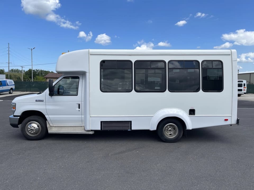 2019 Ford E350 Elkhart Coach Shuttle Bus - Image 5