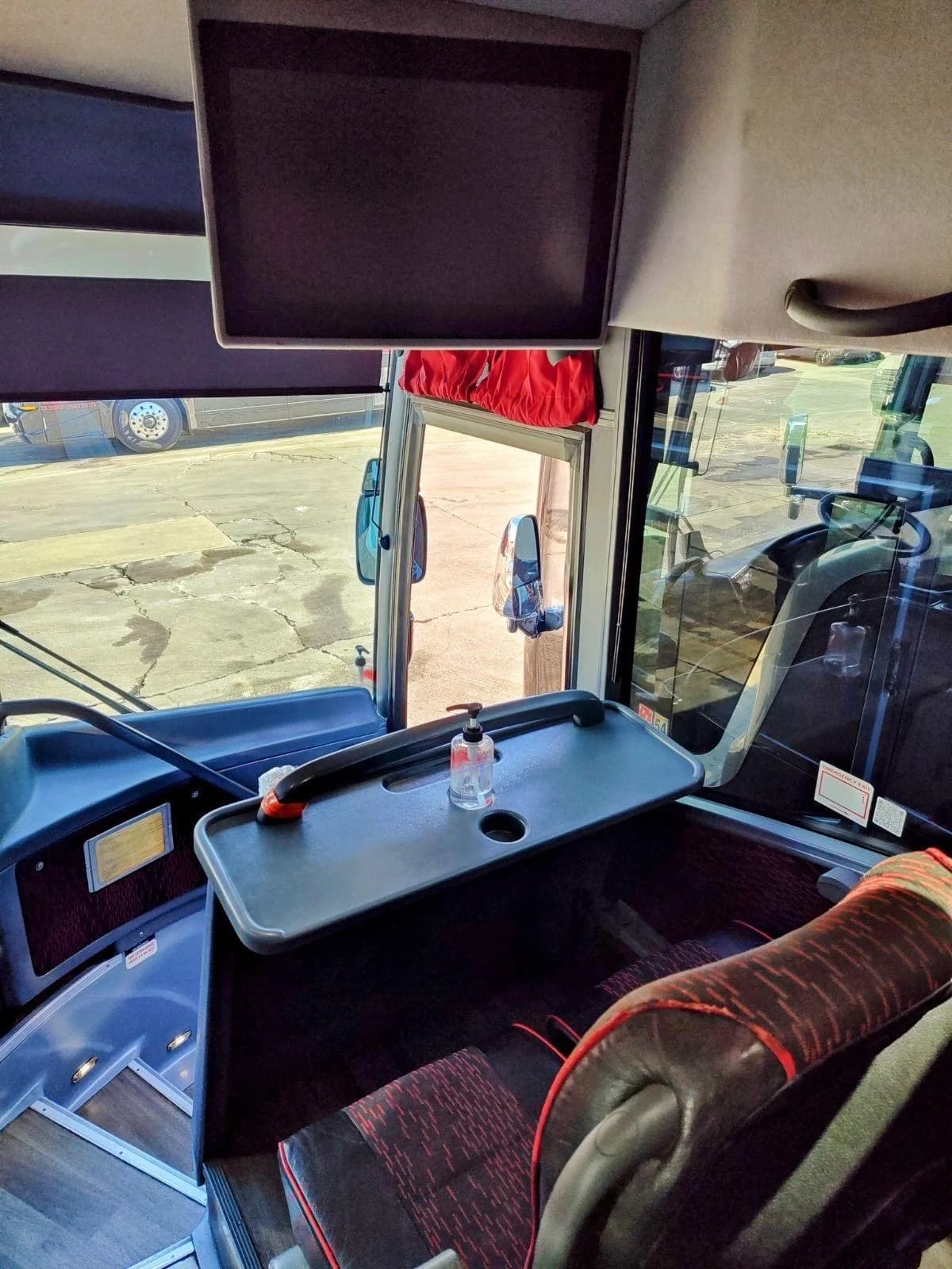 2015 California Van Hool CX45 - Image 14