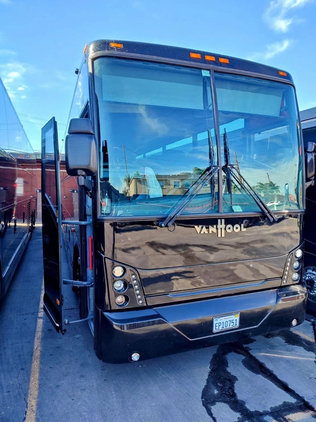 2015 California Van Hool CX45 - Image 4