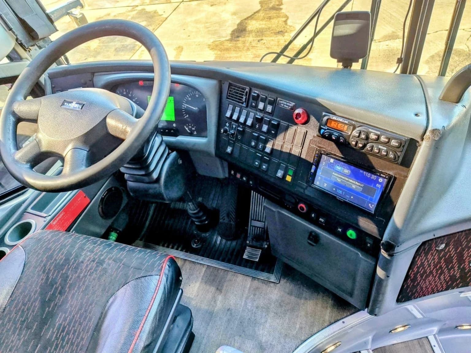 2015 California Van Hool CX45 - Image 6