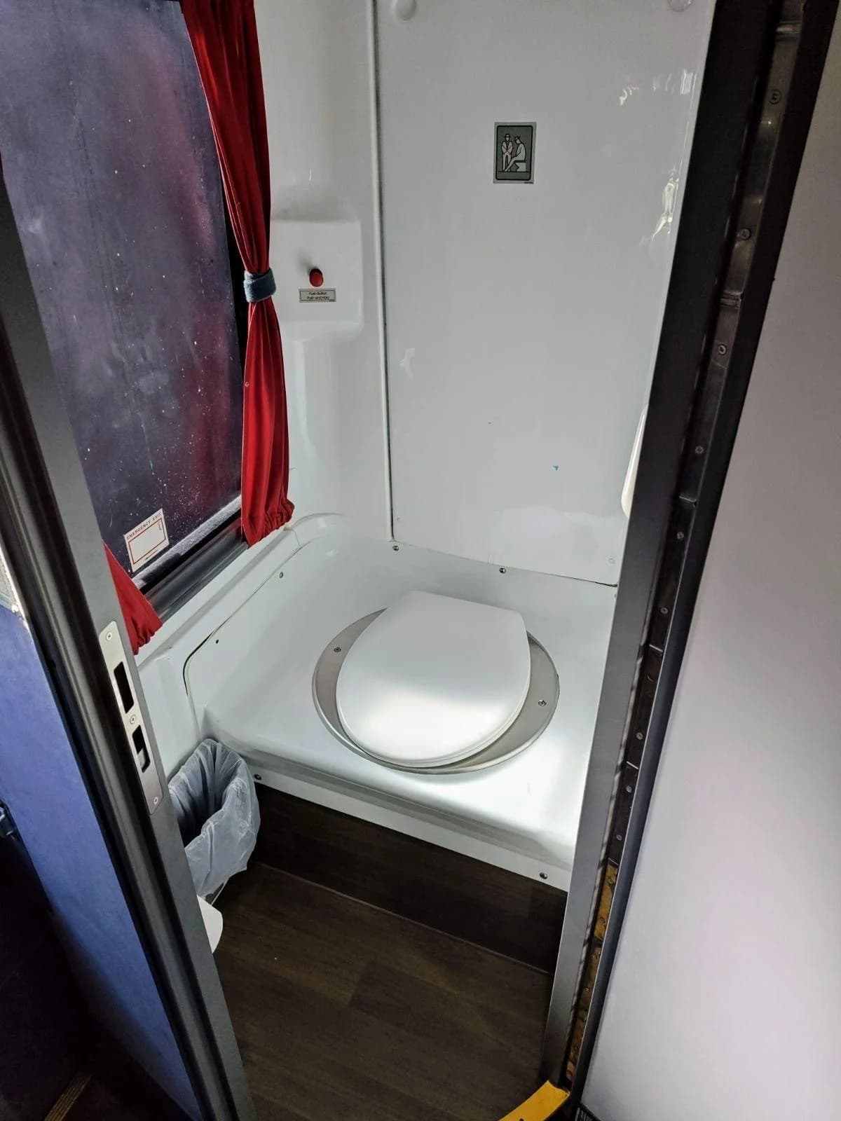 2015 California Van Hool CX45 - Image 8