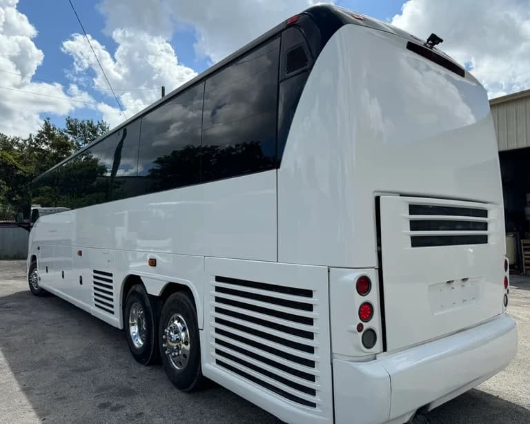 2007 MCI J4500 Coach - Image 2