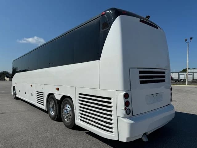 2007 MCI J4500 Coach - Image 2