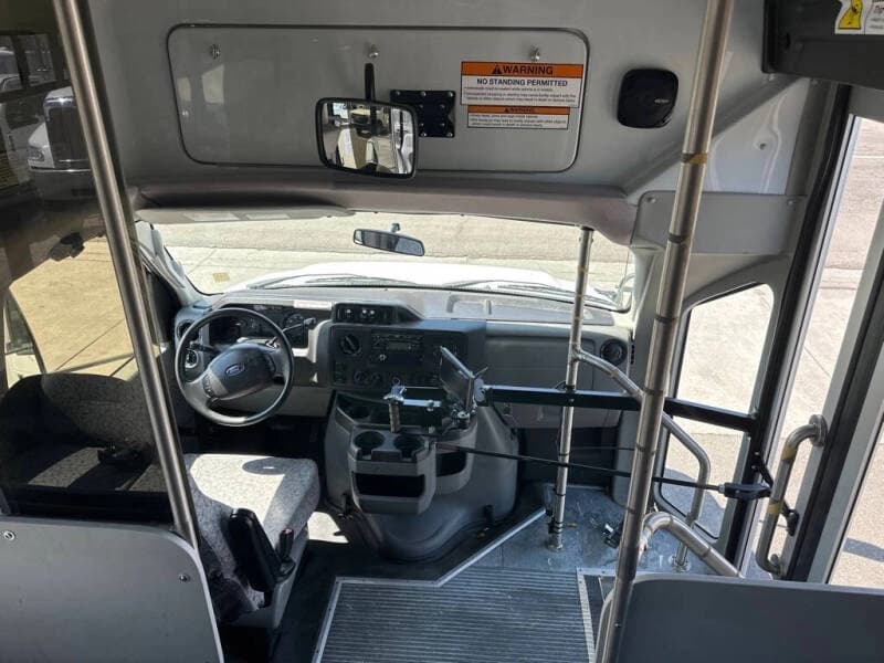 2012 Ford E-450 SD Shuttle Bus - Image 6