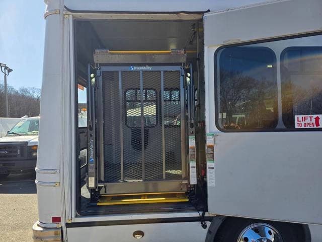 2017 Ford E350 Shuttle Bus - Image 7