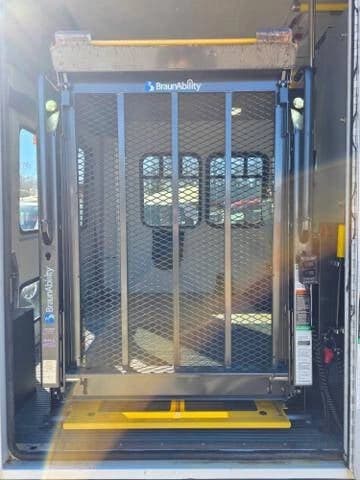 2017 Ford E350 Shuttle Bus - Image 13