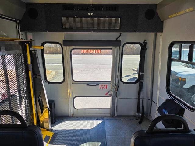 2017 Ford E350 Shuttle Bus - Image 25