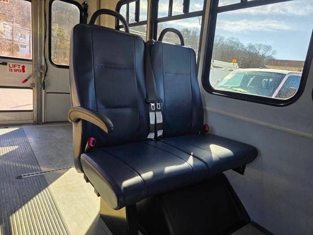 2017 Ford E350 Shuttle Bus - Image 38