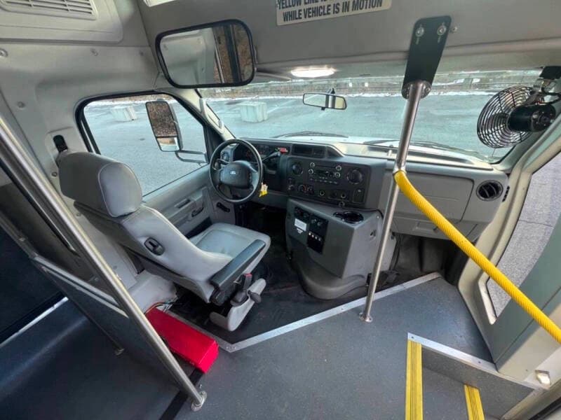 2017 Ford E-450 Shuttle Bus - Image 16