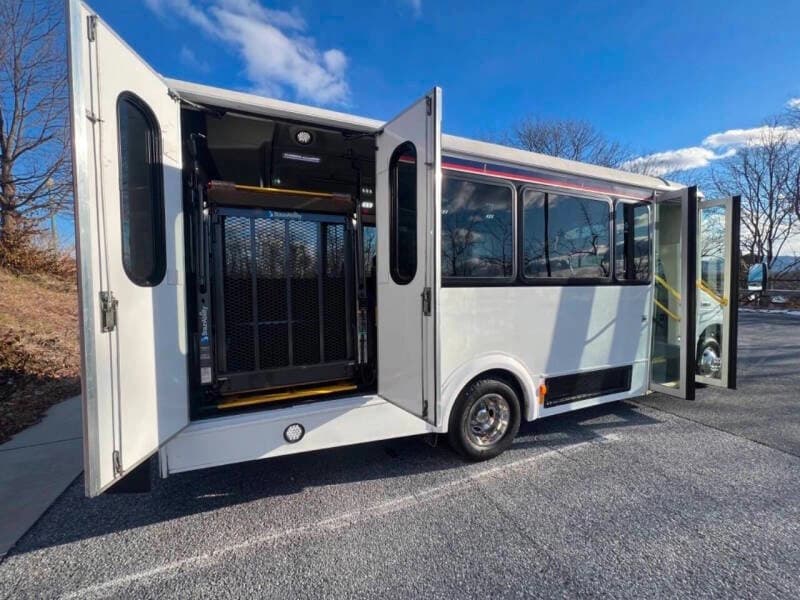 2017 Ford E-450 Shuttle Bus - Image 7