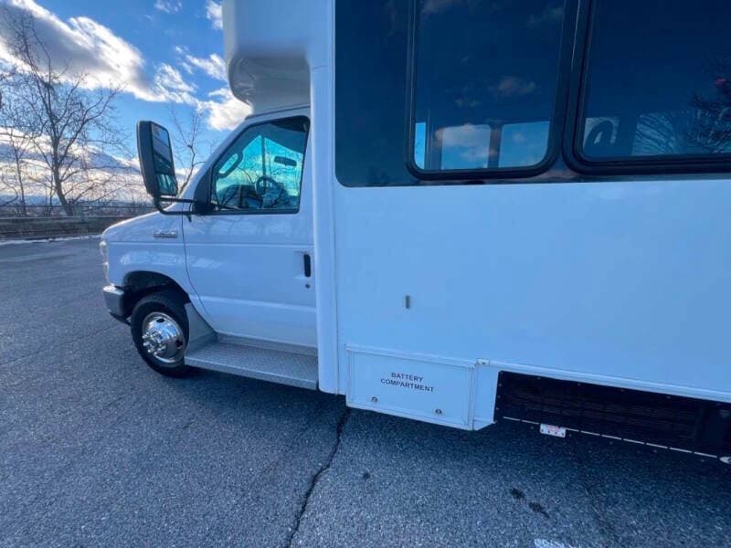 2017 Ford E-450 Shuttle Bus - Image 8