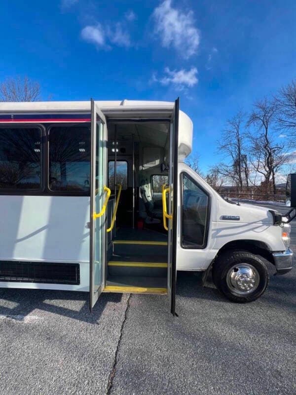 2017 Ford E-450 Shuttle Bus - Image 9