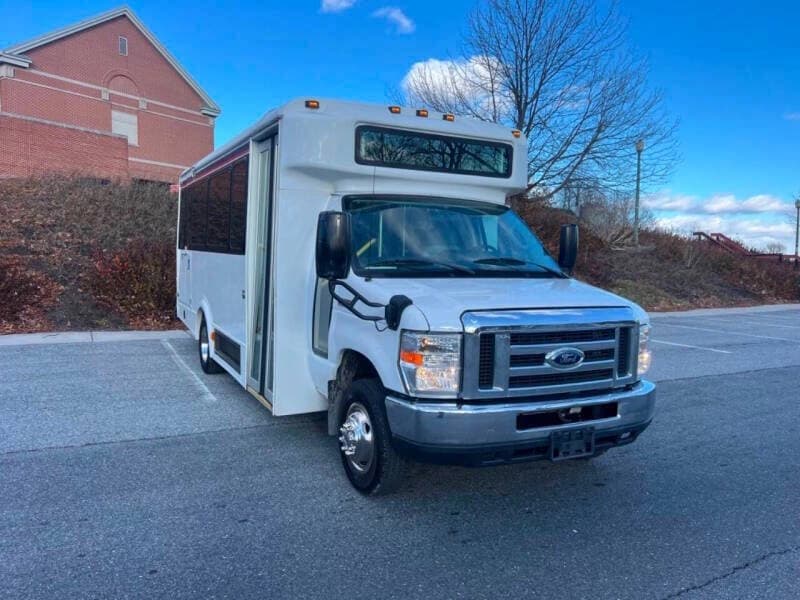 2017 Ford E-450 Shuttle Bus - Image 10