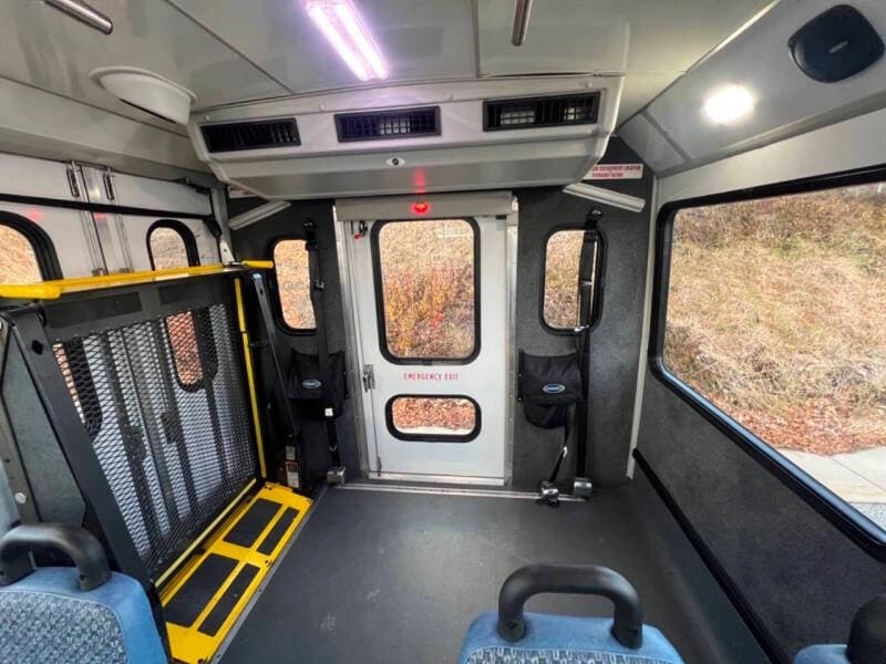 2017 Ford E-450 Shuttle Bus - Image 22