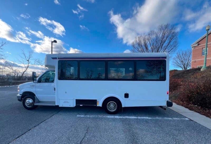 2017 Ford E-450 Shuttle Bus - Image 11