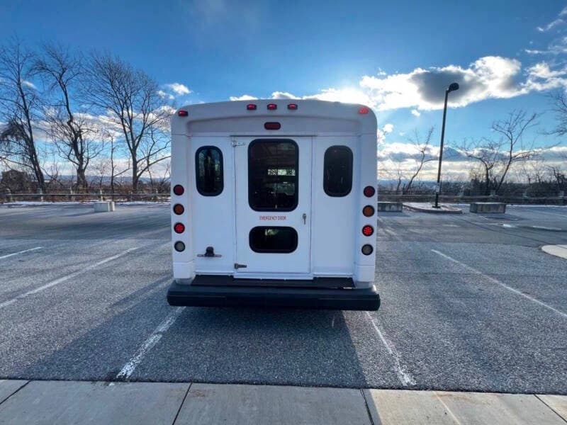 2017 Ford E-450 Shuttle Bus - Image 13