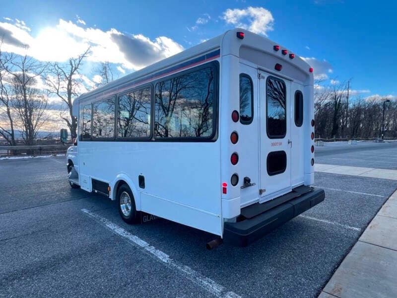 2017 Ford E-450 Shuttle Bus - Image 14