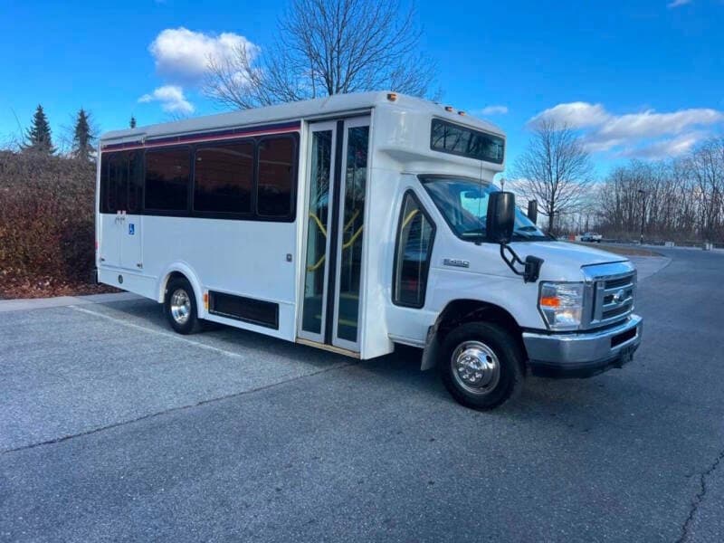 2017 Ford E-450 Shuttle Bus - Image 15