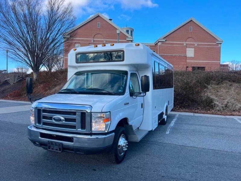 2017 Ford E-450 Shuttle Bus - Image 5