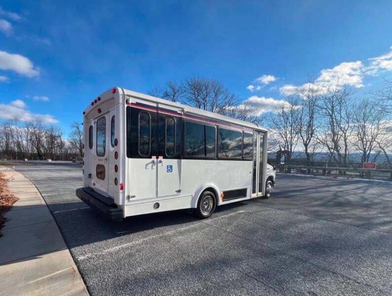2017 Ford E-450 Shuttle Bus - Image 6