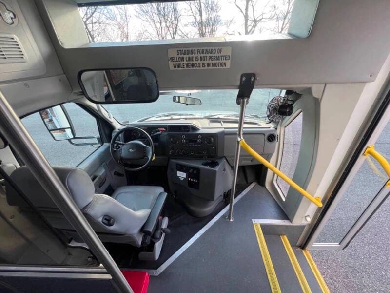 2017 Ford E-450 Shuttle Bus - Image 19