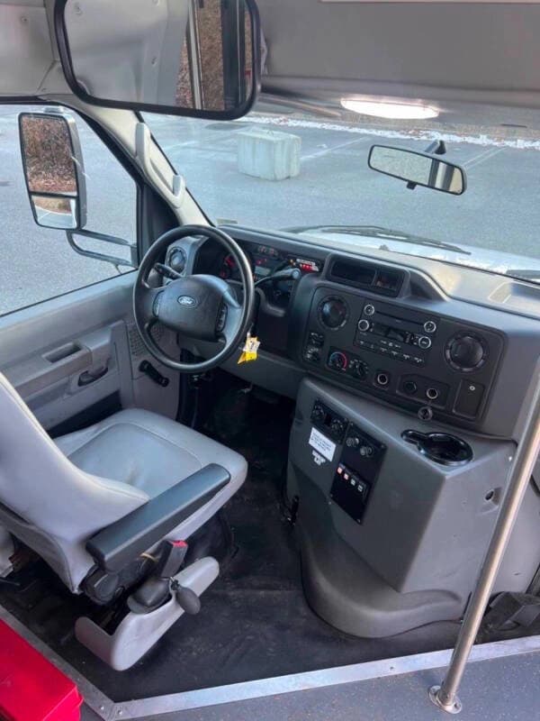 2017 Ford E-450 Shuttle Bus - Image 20