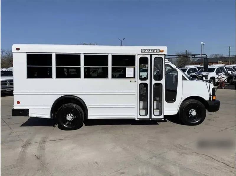 2007 Chevrolet Express 3500 Shuttle Bus - Image 2