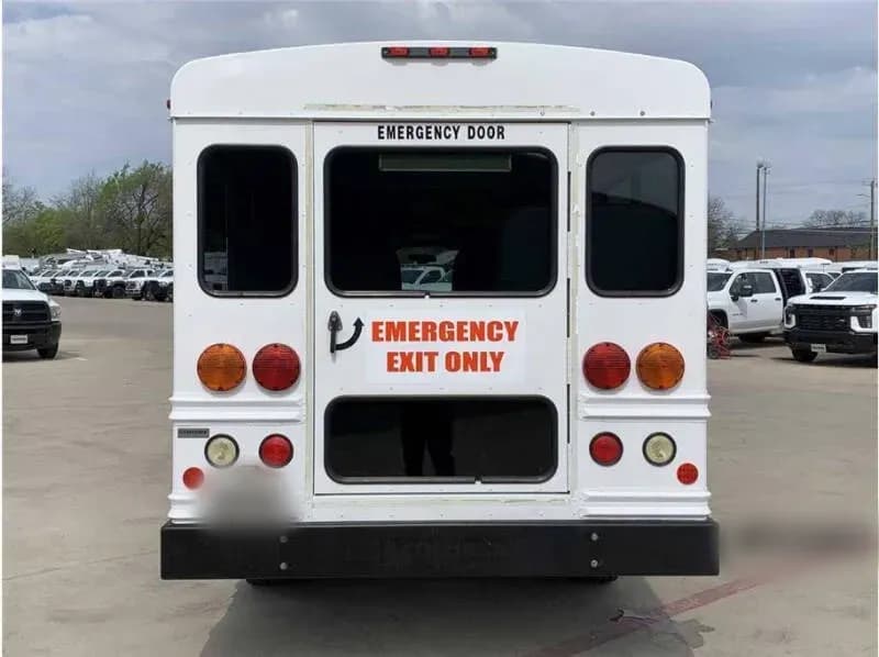 2007 Chevrolet Express 3500 Shuttle Bus - Image 4